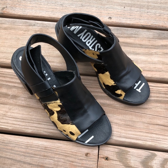 I Desire the Things that Will Destroy Me Sandals - Picture 3 of 8